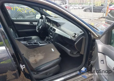 2013 Mercedes-Benz C 250 Luxury/Sport из США, поврежденный, VIN WDDGF4HB4DA776051